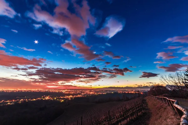 Pôr-do-sol colorido nas vinhas italianas — Fotografia de Stock