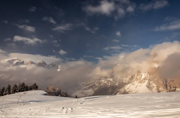 Pôr-do-sol de inverno nos alpes italianos — Fotografia de Stock