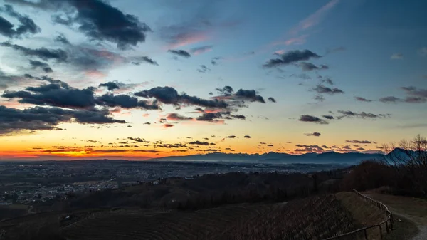 Farbenfroher Sonnenuntergang in den italienischen Weinbergen — Stockfoto