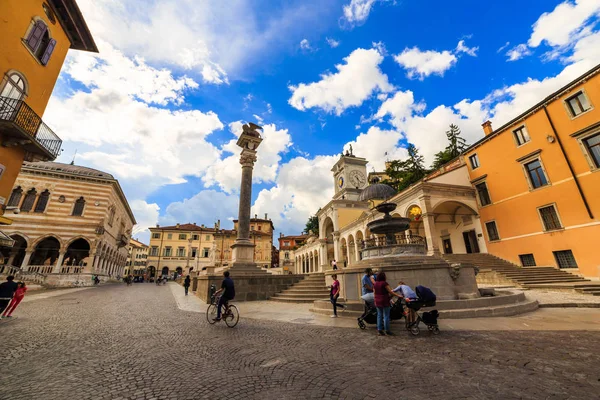 Pomeriggio primaverile nella città di Udine — Foto Stock