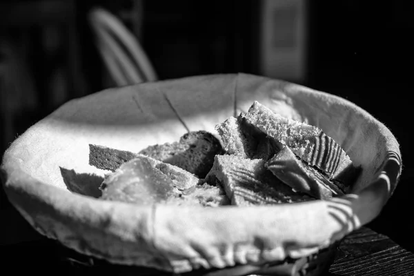 Ein Brotkorb auf einem italienischen Tisch — Stockfoto