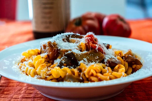 Pasta Alla norma, tradiční pokrm z italských potravinářských tradic — Stock fotografie