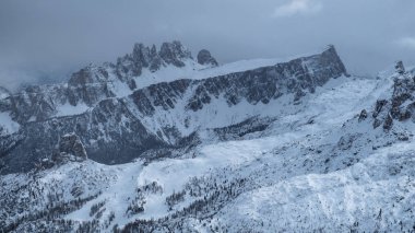 Karlı bir kış İtalyan dolomites fırtınalı bulutlar
