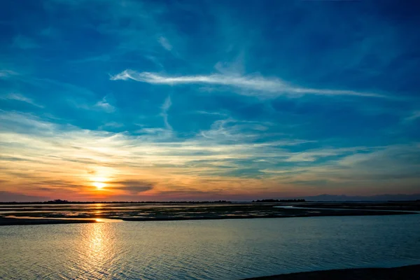 Pôr do sol de primavera na lagoa de Grado — Fotografia de Stock