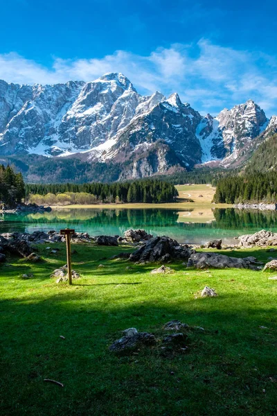 Alp gölünde bahar sabahı