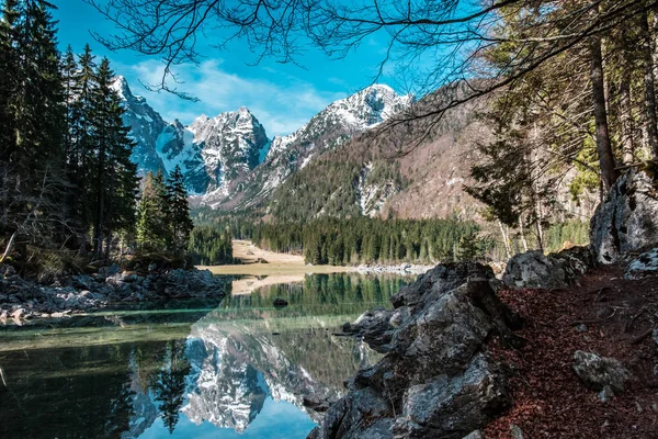 Manhã de primavera no lago alpino — Fotografia de Stock