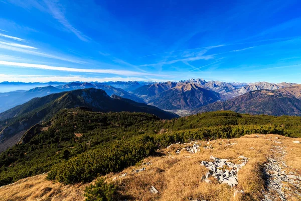 Dia ensolarado de outono no monte Tersadia nos alpes italianos — Fotografia de Stock