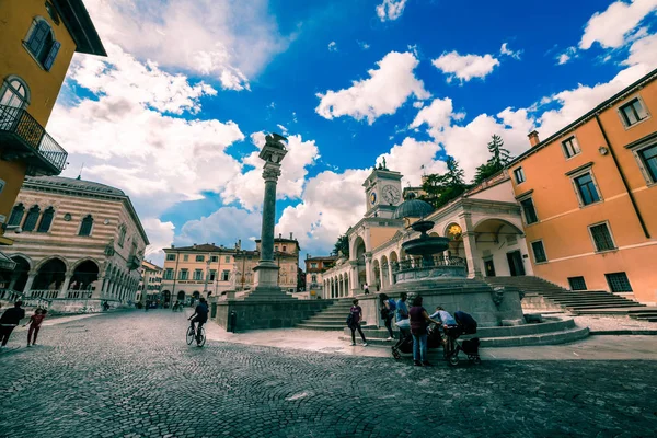 Pomeriggio primaverile nella città di Udine — Foto Stock