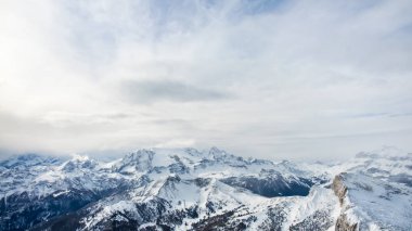 Karlı bir kış İtalyan dolomites fırtınalı bulutlar