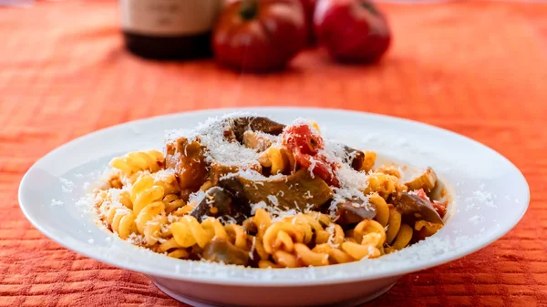 Pasta Alla norma, tradiční pokrm z italských potravinářských tradic — Stock fotografie