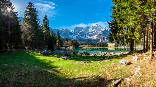 Alp gölünde bahar sabahı