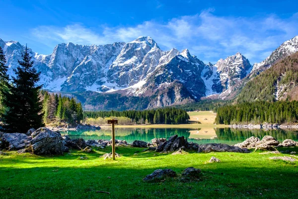 Wiosenny poranek w alpejskim jeziorze — Zdjęcie stockowe