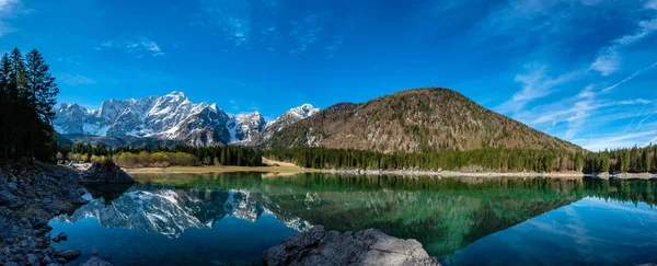 Manhã de primavera no lago alpino — Fotografia de Stock