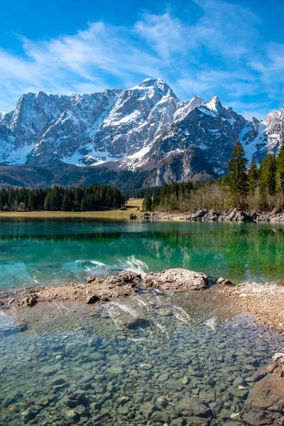 Lente ochtend in het alpine meer — Stockfoto