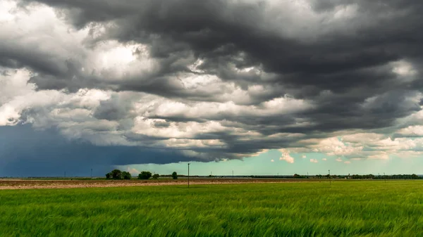 Großer Sturm auf den Feldern Italiens — Stockfoto