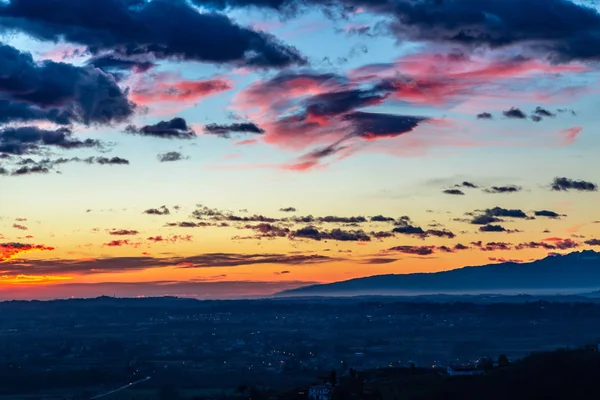 五颜六色的日落在意大利葡萄园 — 图库照片