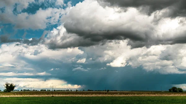 Gran tormenta en los campos de Italia —  Fotos de Stock