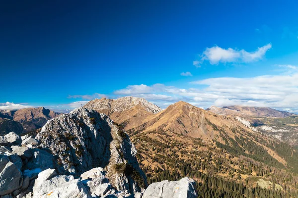 Slunečný podzimní den na hoře Salinchiet v italských Alpách — Stock fotografie