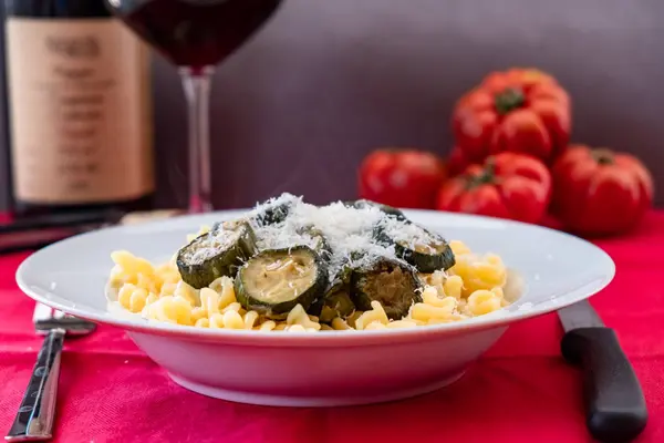 Italiensk mat: pasta med zucchini och parmesan — Stockfoto