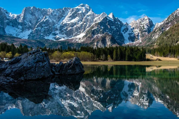 Manhã de primavera no lago alpino — Fotografia de Stock