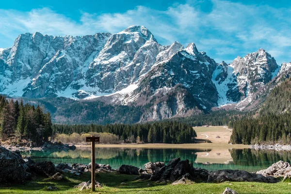 Manhã de primavera no lago alpino — Fotografia de Stock