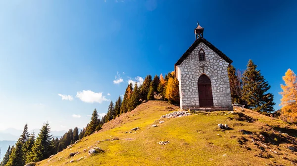 La chiesa della Madonna della neve in un autunno colorato — Foto Stock