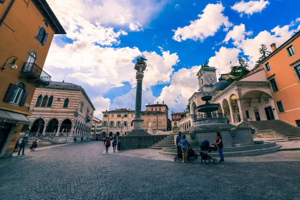 Весна вдень у місті Udine — стокове фото