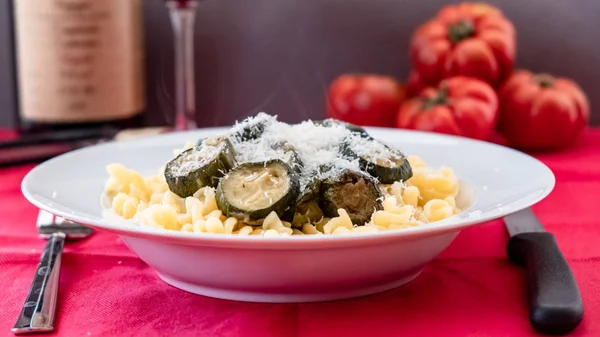 Italiensk mat: pasta med zucchini och parmesan — Stockfoto