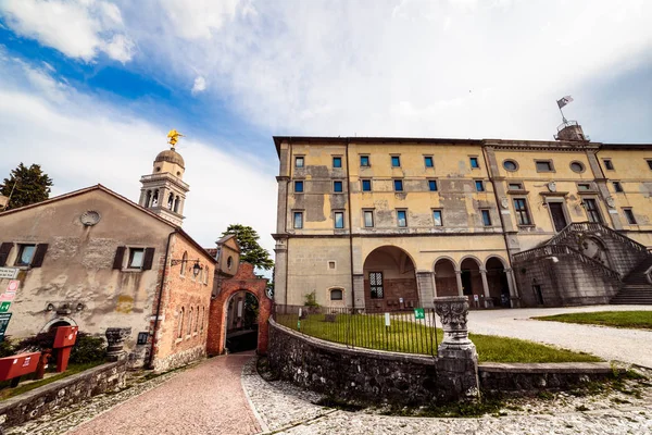 Jarní odpoledne v městě Udine — Stock fotografie