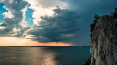 Trieste üzerinde gökyüzünde günbatımı fırtına