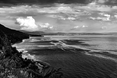 Trieste üzerinde gökyüzünde günbatımı fırtına