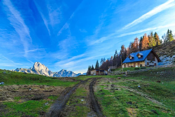 Solig höstdag på den fäste Tersadia i italienska Alperna — Stockfoto