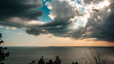 Trieste üzerinde gökyüzünde günbatımı fırtına