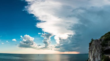 Trieste üzerinde gökyüzünde günbatımı fırtına
