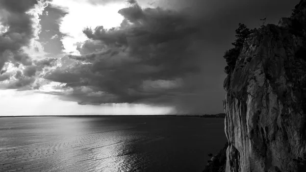 Tempestade do pôr do sol no céu sobre Trieste — Fotografia de Stock