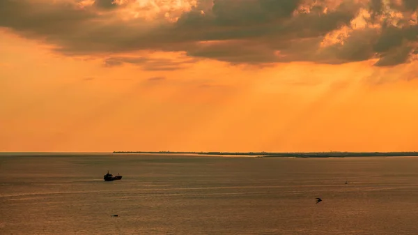 Tormenta al atardecer en el cielo sobre Trieste —  Fotos de Stock