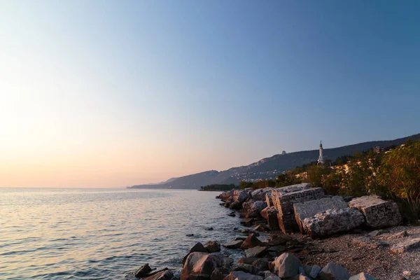 Zonsondergang in de buurt van de oude vuurtoren van Trieste — Stockfoto