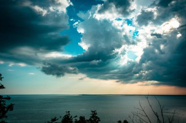 Trieste üzerinde gökyüzünde günbatımı fırtına