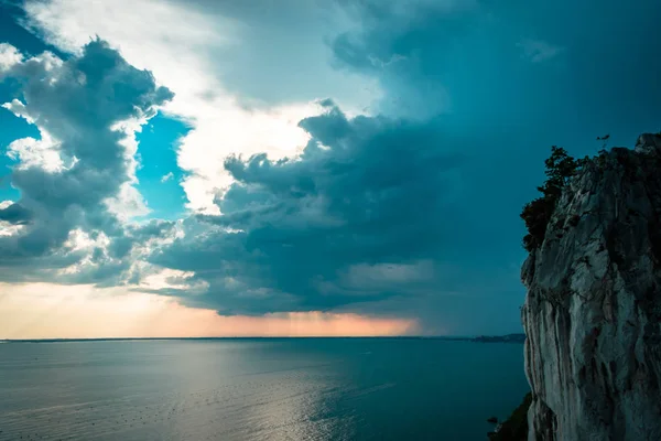 Закат бури в небе над Триестом — стоковое фото
