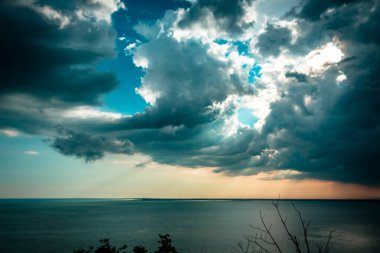 Trieste üzerinde gökyüzünde günbatımı fırtına