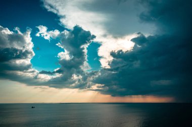 Trieste üzerinde gökyüzünde günbatımı fırtına