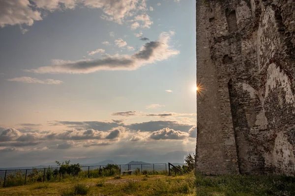 Antiguas ruinas de un castillo medieval en el campo de Friuli —  Fotos de Stock