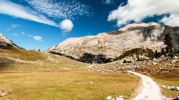 Il bellissimo piano Fanes nel parco naturale Fanes-Sennes-Braies — Foto Stock