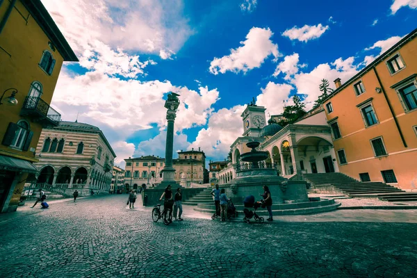 Pomeriggio primaverile nella città di Udine — Foto Stock