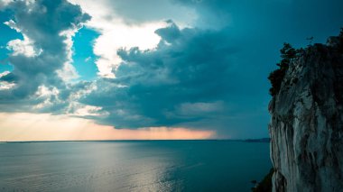 Trieste üzerinde gökyüzünde günbatımı fırtına