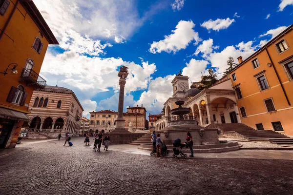 Весна вдень у місті Udine — стокове фото