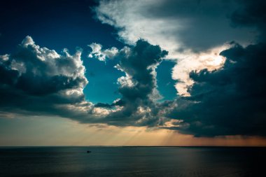 Trieste üzerinde gökyüzünde günbatımı fırtına