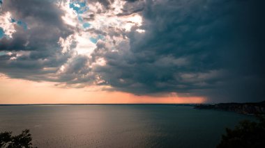 Trieste üzerinde gökyüzünde günbatımı fırtına