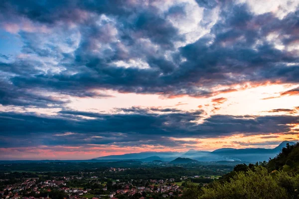 Бурхлива захід сонця в італійській сільській місцевості — стокове фото