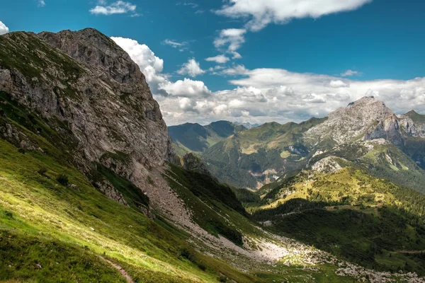 Zomerdag trekking in de Karnische Alpen, Friuli Venezia-Giulia, I — Stockfoto